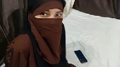 Hermana musulmana cachonda es follada por su hermanastro después de levantarle el hijab en la cama